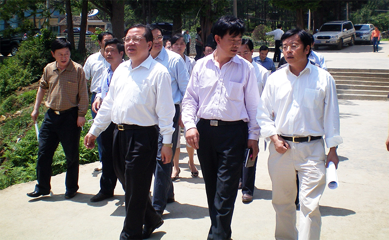 原省委常委、副省長秦如培（前排左一)、省政協(xié)副主席孔令中(前排右一)在縣領(lǐng)導(dǎo)的陪同下,來我校視察工作